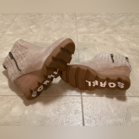 Sorel Joan Uptown Stud Booties, Size 9 - Picture 4 of 8